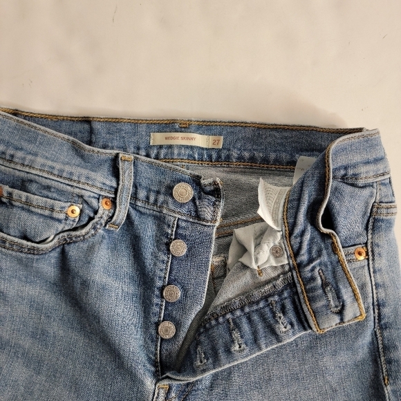 Levi's Sz 27 Wedgie Skinny Jeans Fray Distressed - Picture 3 of 8